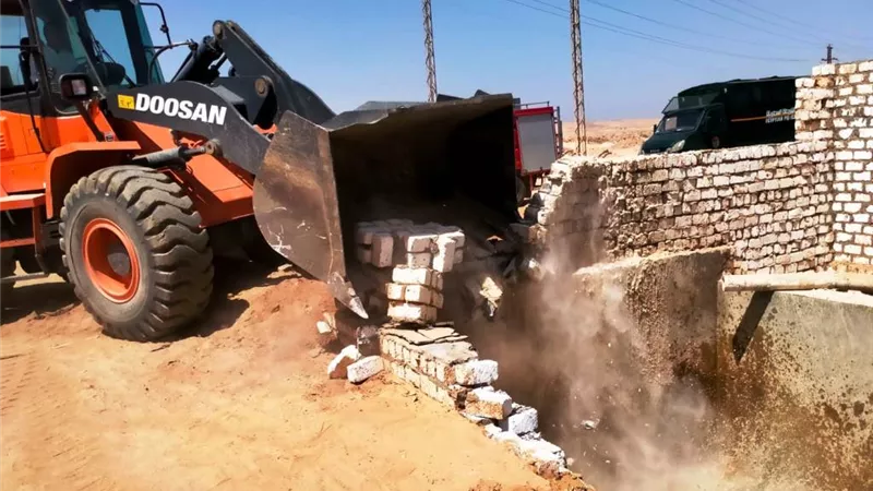 إزالة ٢٥حالة تعدي على أملاك أراضي الدولة بمركز بنى مزار