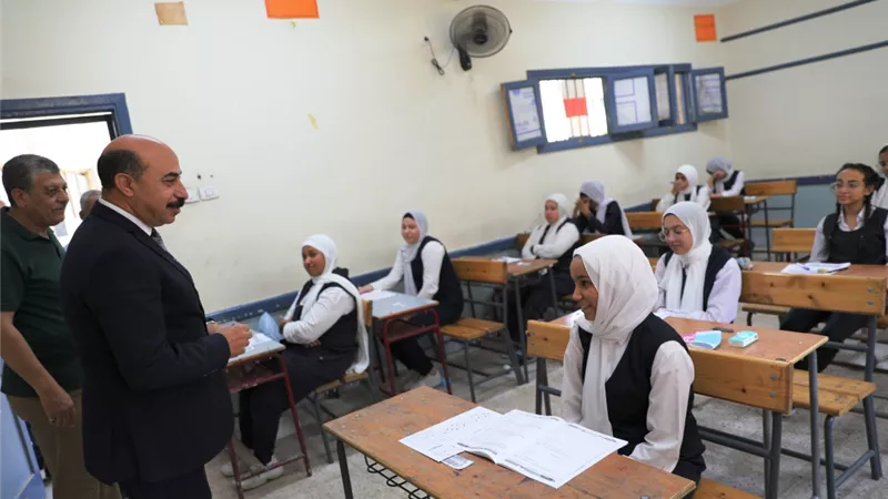 محافظ أسوان يتفقد لجان إمتحانات الثانوية العامة