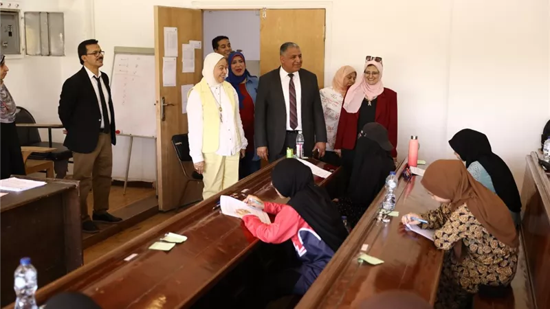 نائب رئيس جامعة الأزهر يتفقد لجان الامتحانات بكليات فرع البنات