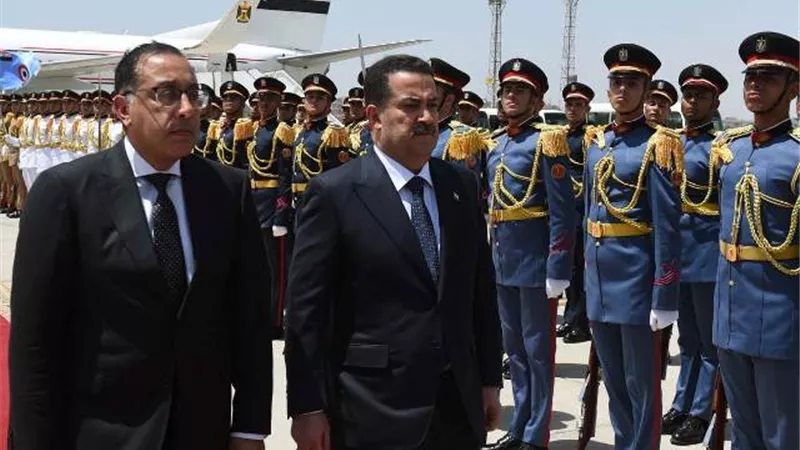 رئيس الوزراء يستقبل نظيره العراقي والوفد المرافق له بمطار القاهرة