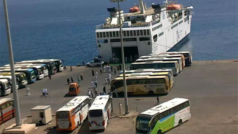 انطلاق أولى رحلات الحج البري.. سفر 252 حاجًا و7 باصات من ميناء نويبع
