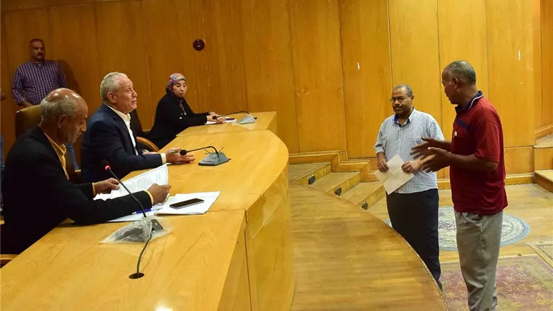 محافظ الأقصر يلتقى عددا من المواطنين فى اليوم المفتوح