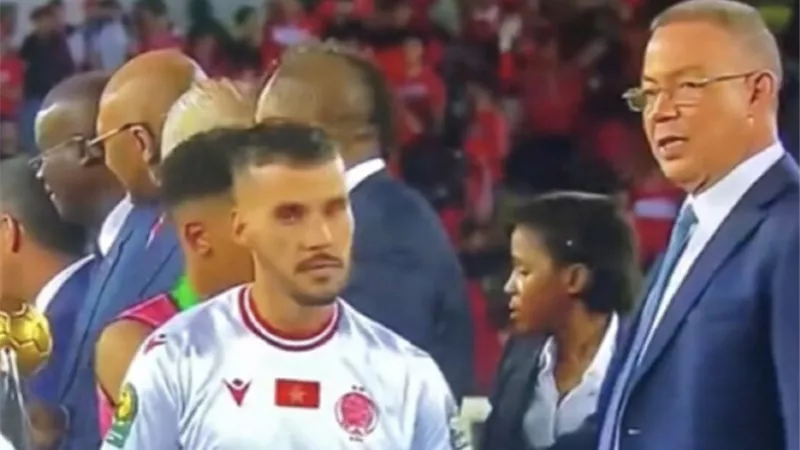 شاهد.. لاعب الوداد يثير غضب لقجع اثناء مراسم تتويج الأهلي