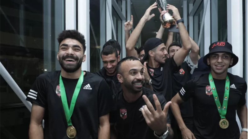 شاهد .. ماذا فعل لاعبو الأهلي بمشجع الزمالك فى المطار