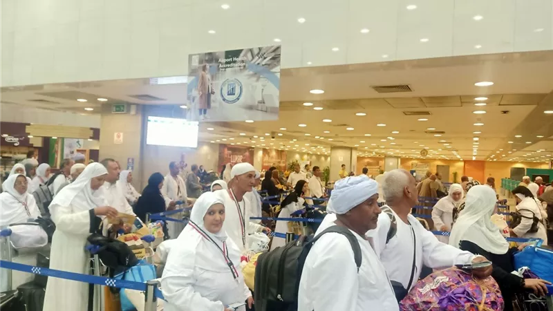 مطار الاقصر الدولى يودع أولى رحلات الحجاج