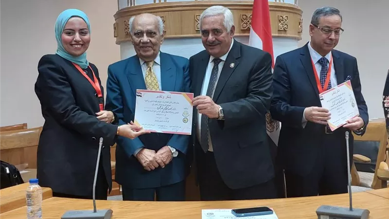 ألسن عين شمس تشارك في مؤتمر البيئة من أجل السعادة