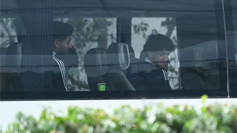 شاهد.. حافلة الأهلي تصل إلى مركب محمد الخامس لمواجهة الوداد