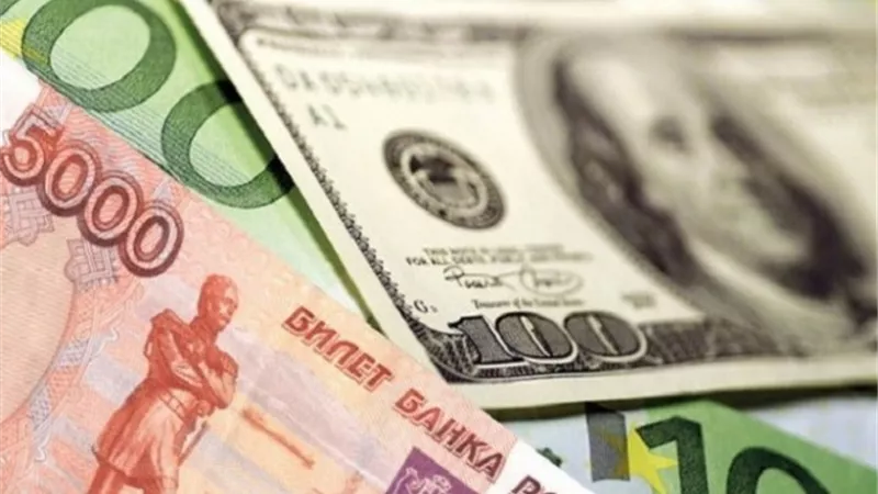 الروبل الروسي يهوي لأدنى مستوياته أمام الدولار منذ 10 أسابيع
