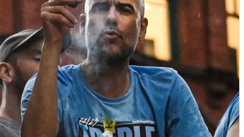 سيجار جوارديولا يثير الجدل فى احتفالات المان سيتي