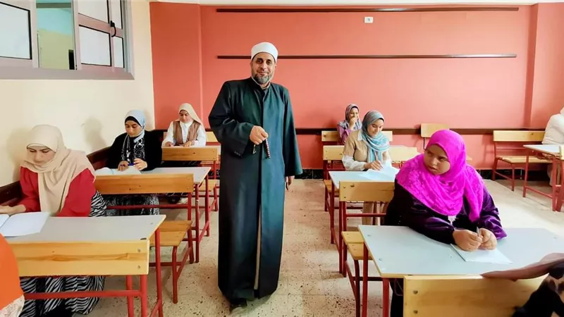 رئيس المنطقة الأزهرية يتابع امتحانات الشهادة الثانوية فى بلبيس
