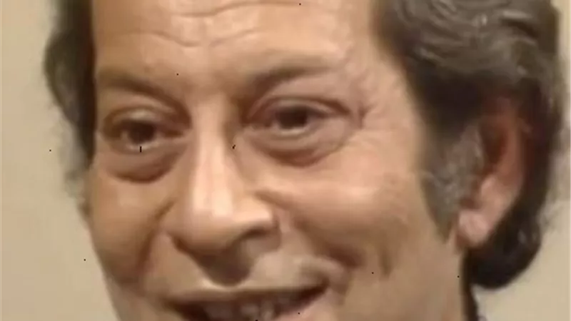 سعد أردش بدأ حياته موظفا فى السكك الحديدية وقدم عروض بالمخازن