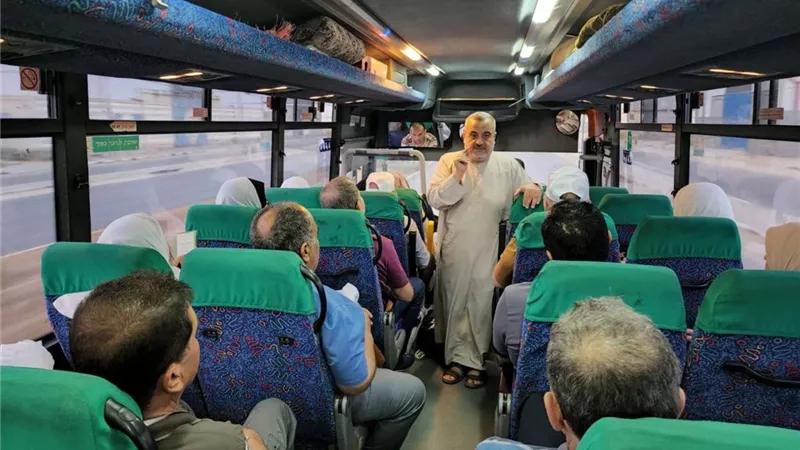 القافلة الأولى من الحجاج الفلسطينيين تغادر إلى الأردن