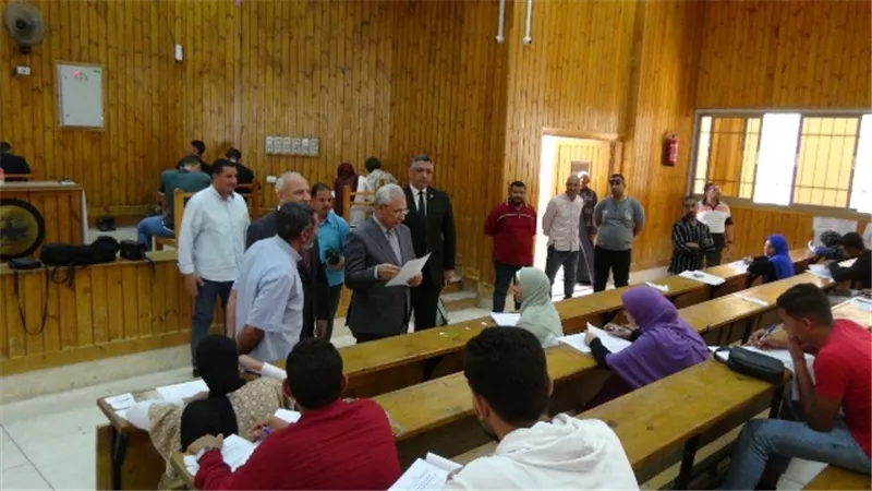 رئيس جامعة المنيا يتفقد امتحانات كلية الحقوق