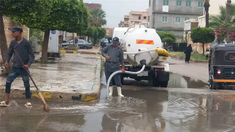 أمطار غزيرة بدمياط والمحافظ تأمر بكسح المياه ورفع درجة الإستعداد