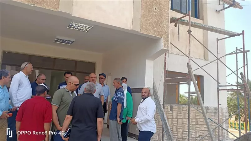 أبو وردة يفاجئ هندسات كهرباءطور سيناء ويدير حوارا مع العاملين