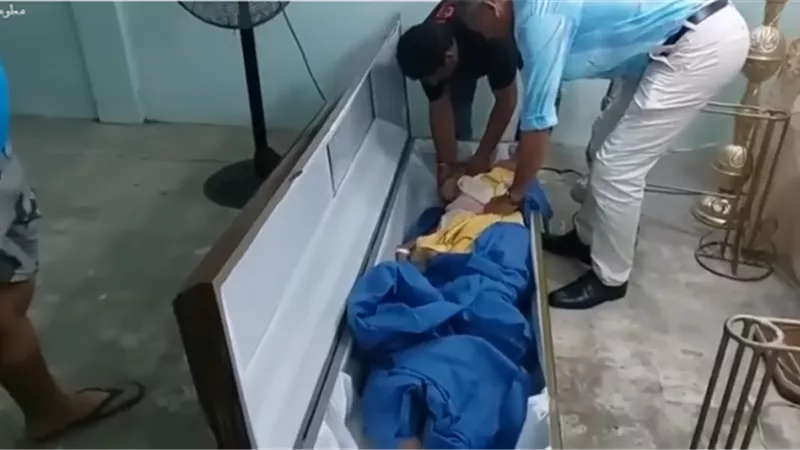خلال جنازتها.. طرقت على النعش قبل دفنها وهي على قيد الحياة!