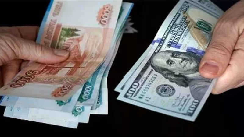 ارتفاع الدولار واليورو واليوان مقابل الروبل الروسي في بورصة موسكو