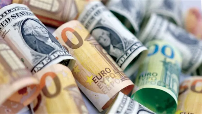 الدولار يحوم قرب أدنى مستوي في 3 أسابيع أمام اليورو
