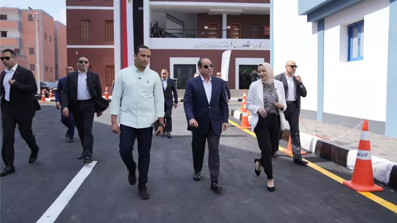 الرئيس السيسي يتفقد مجمع الخدمات التكنولوجية ضمن مشروعات 
