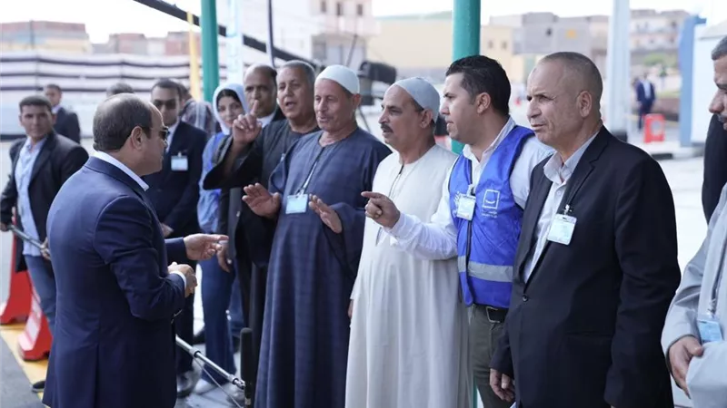 الرئيس السيسي يتوقف خلال جولته بالبحيرة ويدير حواراً مع حشد من المواطنين