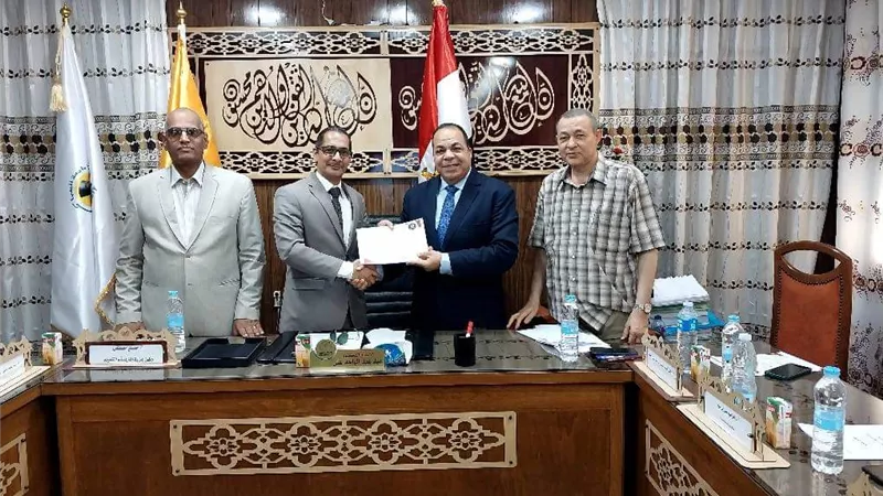 عميد تربية المنيا يكرم أعضاء هيئة التدريس ومعاونيهم