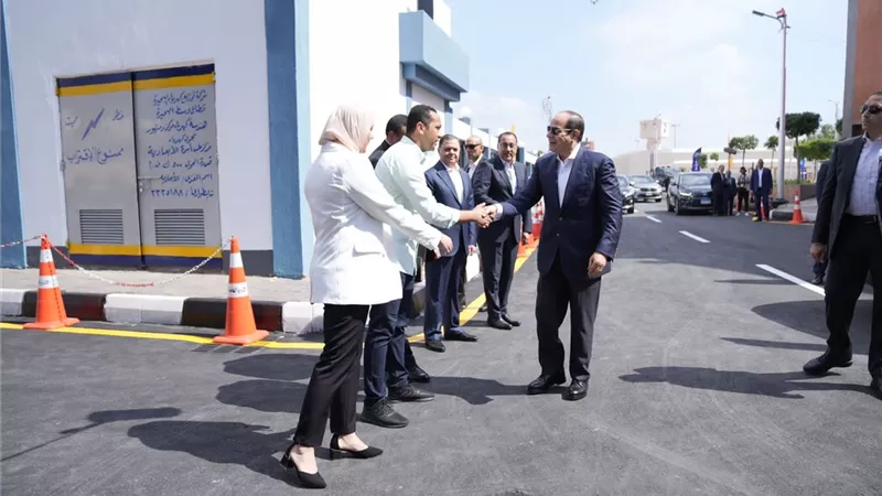 الرئيس السيسي يشيد بجهود العاملين في الوحدة الصحية بقرية 