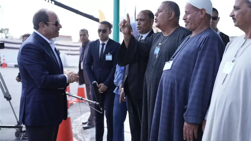 ملتزمون بسعر توريد المحاصيل المعلن رغم انخفاضه عالميًا .. الرئيس السيسي يجري حوارًا مع المزارعين بالأبعادية