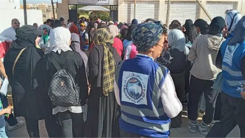 مستقبل وطن بدر يوزعون المياه والأقلام على طلاب الثانوية.. فيديو