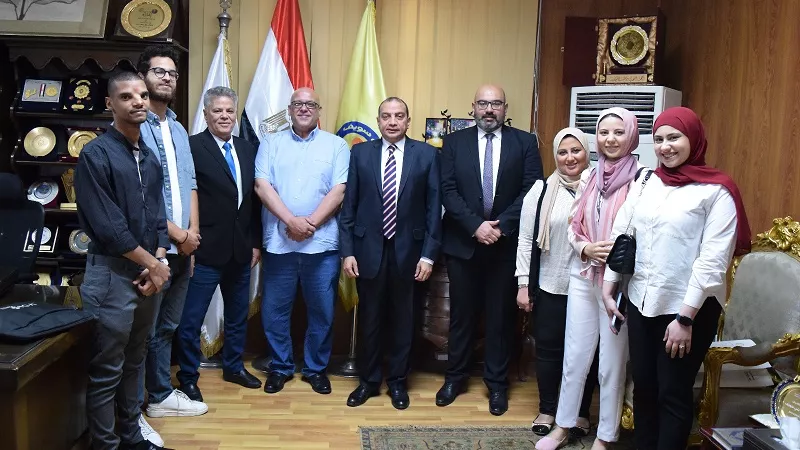 رئيس جامعة بني سويف يلتقي وفد 