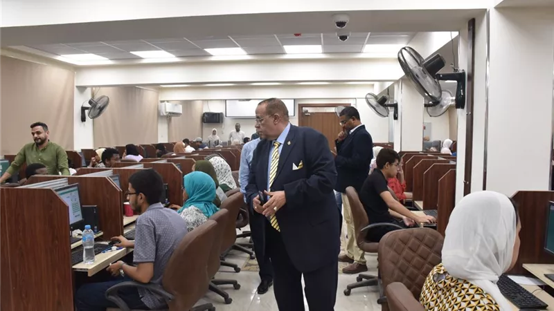 رئيس جامعة الأقصر يتابع سير الامتحانات بكليتى الطب والسياحة