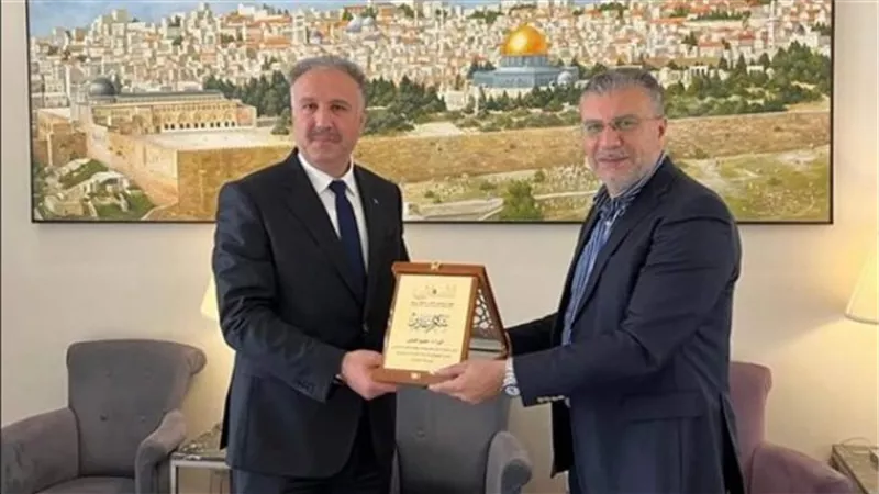 وزير الإعلام الفلسطينى يكرم د. الليثى ويهديه درع وزارة الإعلام