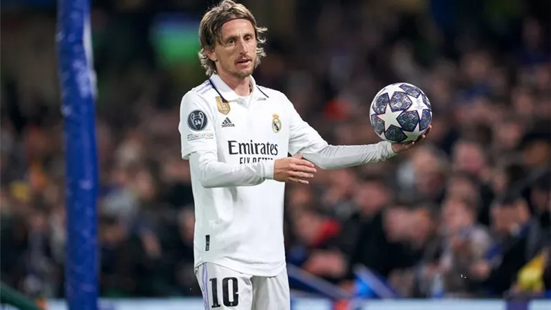 مودريتش يتغني بنجم برشلونة: 