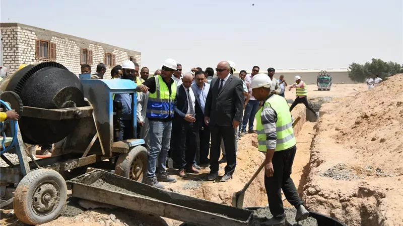 محافظ قنا يتفقد مشروع الصرف الصحي بمدينة الأمل