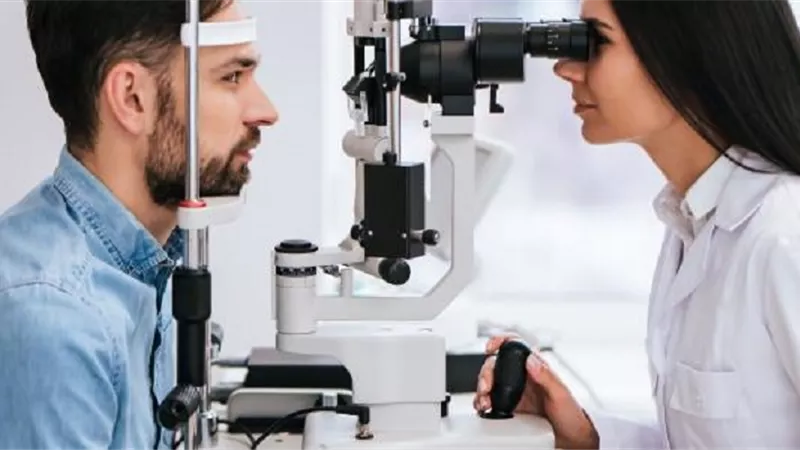 أسباب وأعراض ارتفاع ضغط العين.. تعرف عليها