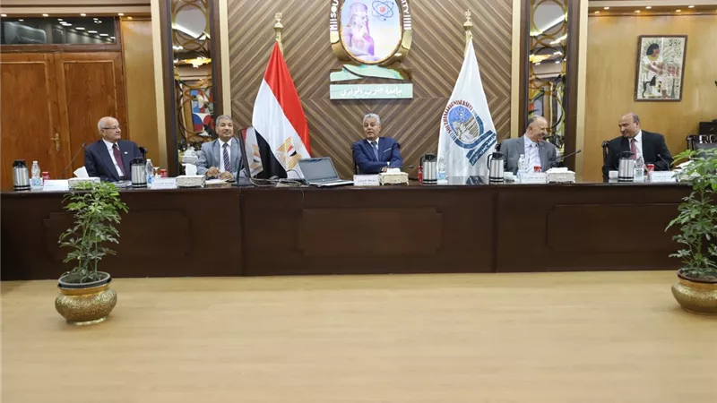 رئيس جامعة جنوب الوادى يترأس لجنة اختيارعميدكلية التربية الرياضية