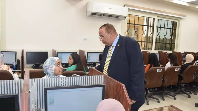 رئيس جامعة الأقصر يتفقد امتحانات طلاب الفنون الجميلة