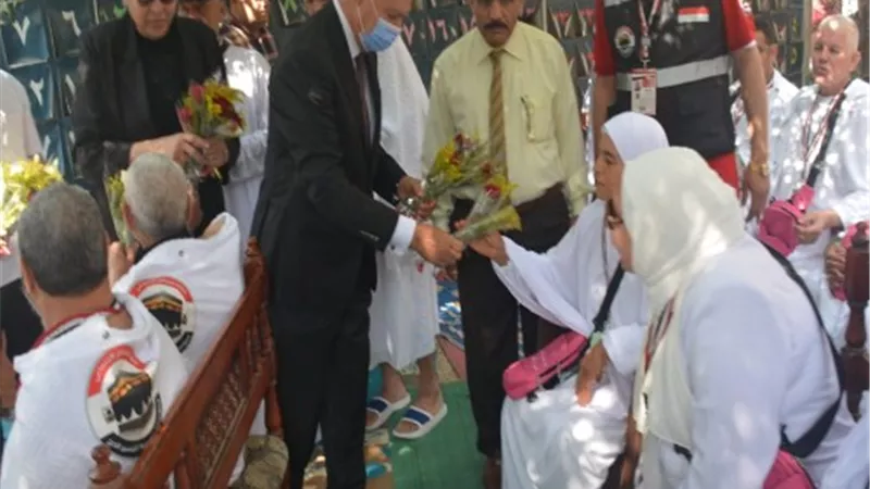 محافظ القليوبية يودع أول فوج من الحجاج قبل سفرهم لبيت الله الحرام