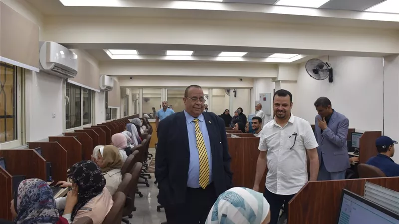 رئيس جامعة الأقصر يتفقد الإمتحانات بكلية الفنون الجميلة