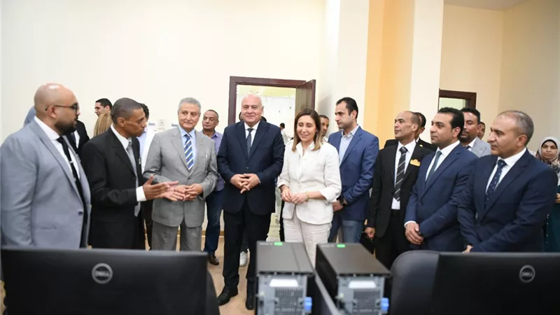 وزيرة الثقافة ومحافظ قنا يفتتحان 