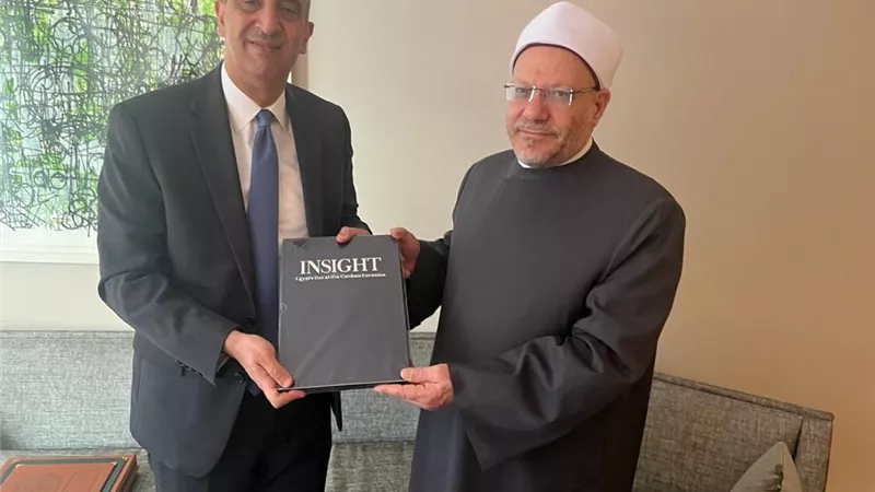 المفتي يهدي درع الأمانة العامة لمندوب مصر الدائم في الأمم المتحدة