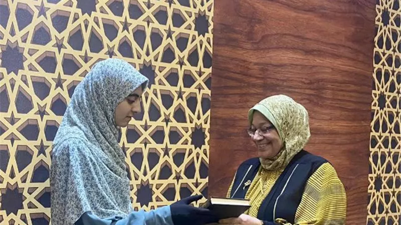 الدراسات الإسلامية الأزهر بالزقازيق تكرم طالبة