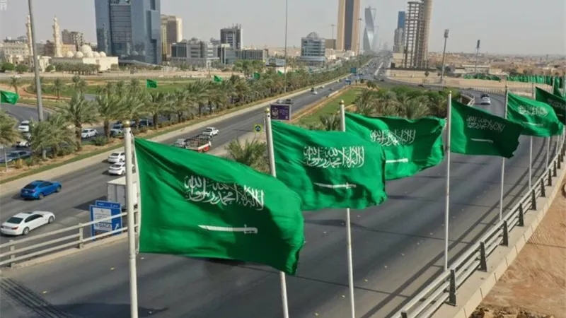 السعودية تسمح بسفر مواطنينها إلى الخارج دون اشتراط التحصين بلقاح فيروس كورونا