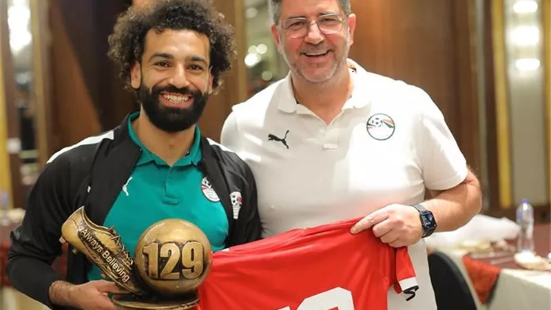 لاعبو منتخب مصر يحتفلون بعيد ميلاد محمد صلاح - فيديو