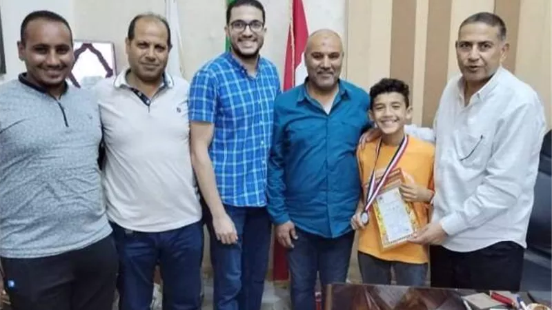 رئيس نادي المنيا يكرم شادى لحصوله على برونزية بطولة الجمهورية
