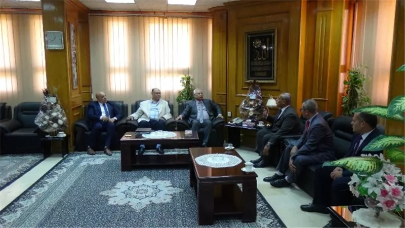 رئيس جامعة المنيا يستقبل وفد الهيئة العامة للبريد لبحث التعاون
