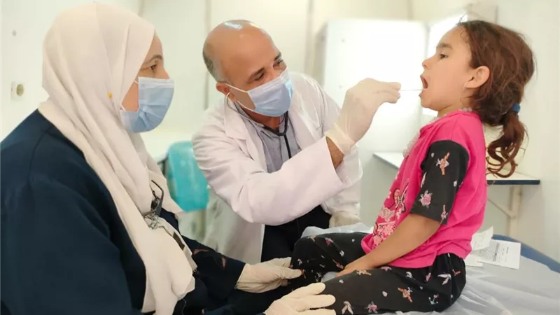توقيع الكشف الطبي على 1840 حالة في قافلة علاجية بسمالوط