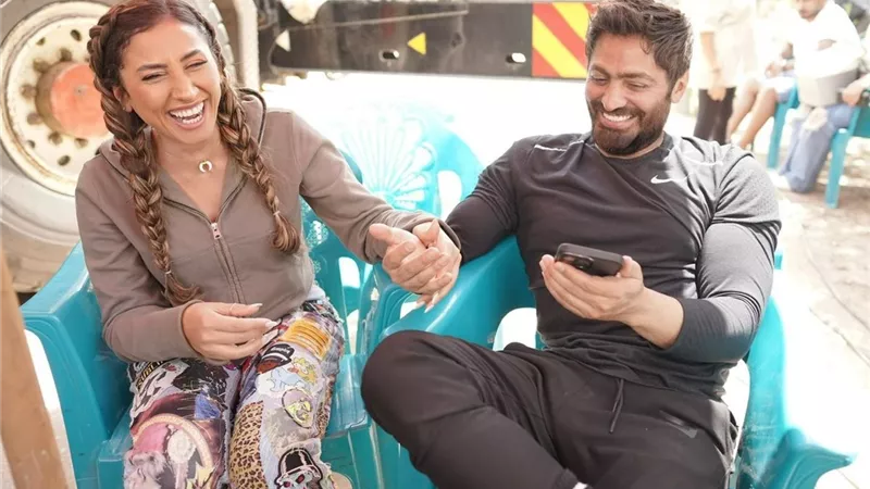 حلاوتك يا ديدي.. تامر حسني يداعب دينا الشربيني بعد هرمون السعادة
