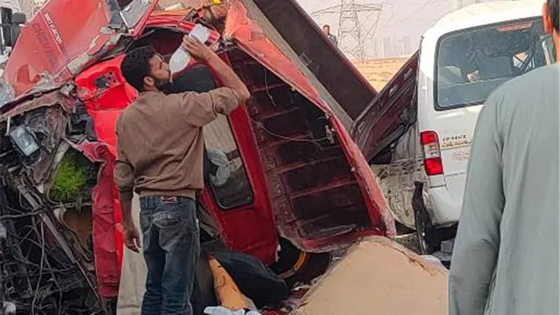 إصابة 39 فى حادث تصادم مروع أمام العاصمة الإدارية.. بالصور