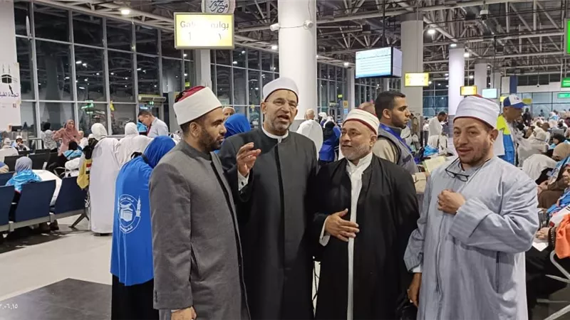 قافلة“البحوث الإسلامية” تكثّف من تواجدها بمطار لتوعية وفود الحجاج