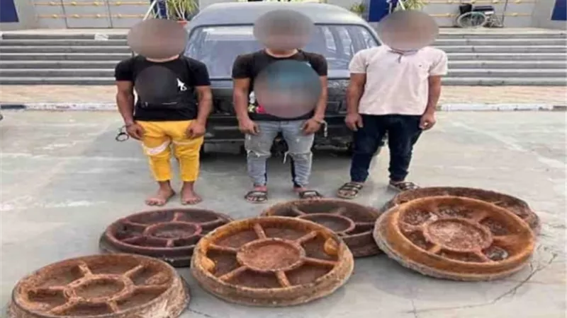 القبض على المتهمين بسرقة أغطية البالوعات والهواتف المحمولة